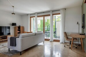 TV, stereo - Amazing Mariahilf 2BR w/ Balcony, nr Bars & Shops, by Blueground (Vienna)