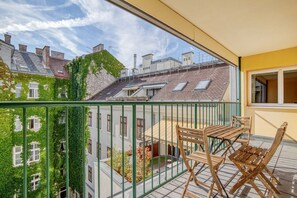 Outdoor dining - Nice Mariahilf 2BR w/ Balcony, nr Bars & Shops, by Blueground (Vienna)