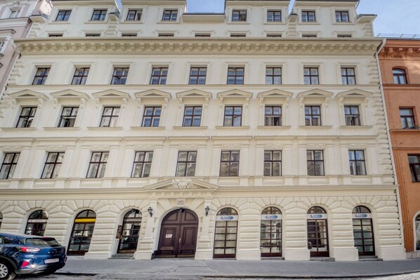 Exterior - Nice Mariahilf 2BR w/ Balcony, nr Bars & Shops, by Blueground (Vienna)