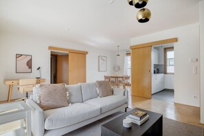 TV, stereo - Nice Mariahilf 2BR w/ Balcony, nr Bars & Shops, by Blueground (Vienna)