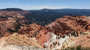 Un paysage montagneux caractérisé par un relief accidenté et une végétation clairsemée.