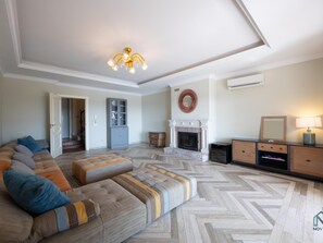 Televisie, een open haard en een stereo