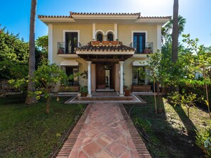 Exterior - Spacious 6 BDRM Villa - Golf Lover's Paradise (Marbella)