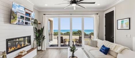 Smart-TV, Kamin, Bücher, Stereoanlage