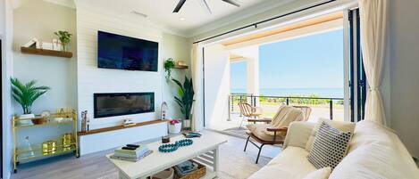 Una Smart TV, una chimenea, libros, un reproductor estéreo