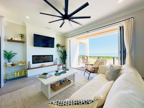 Beachfront Luxury, NEW, Modern Oceanview Retreat!