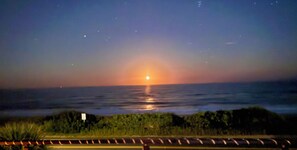 På stranden, liggestole, badehåndklæder