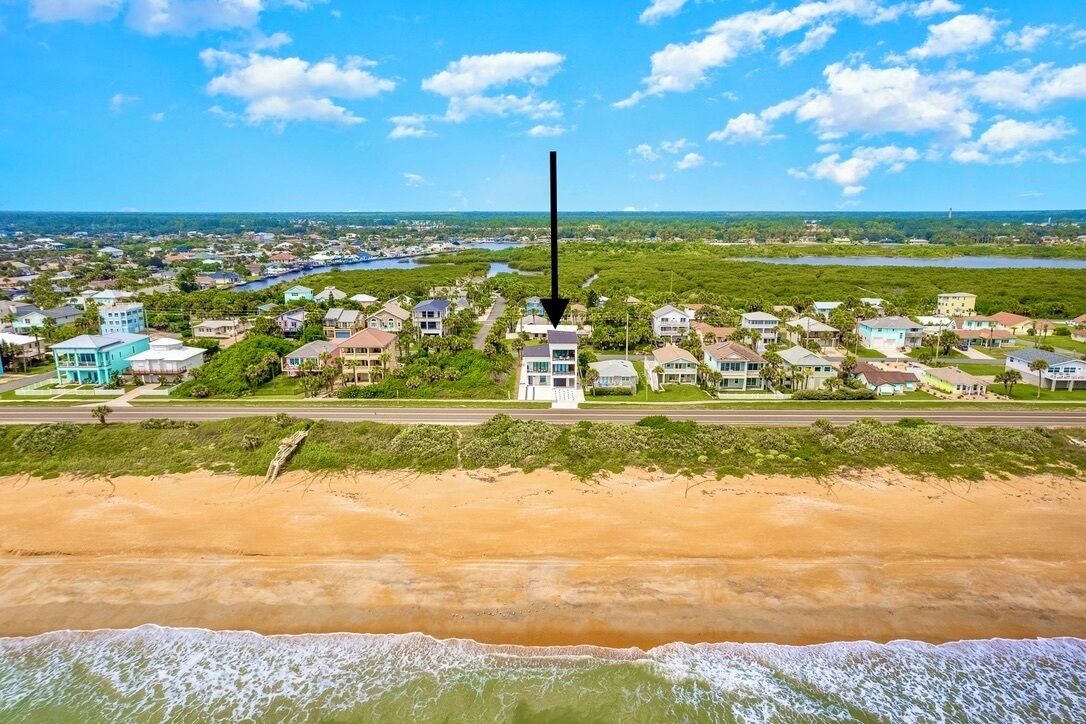 På stranden, solsenger og strandhåndklær