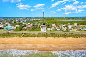 Na praia, espreguiçadeiras, toalhas de praia