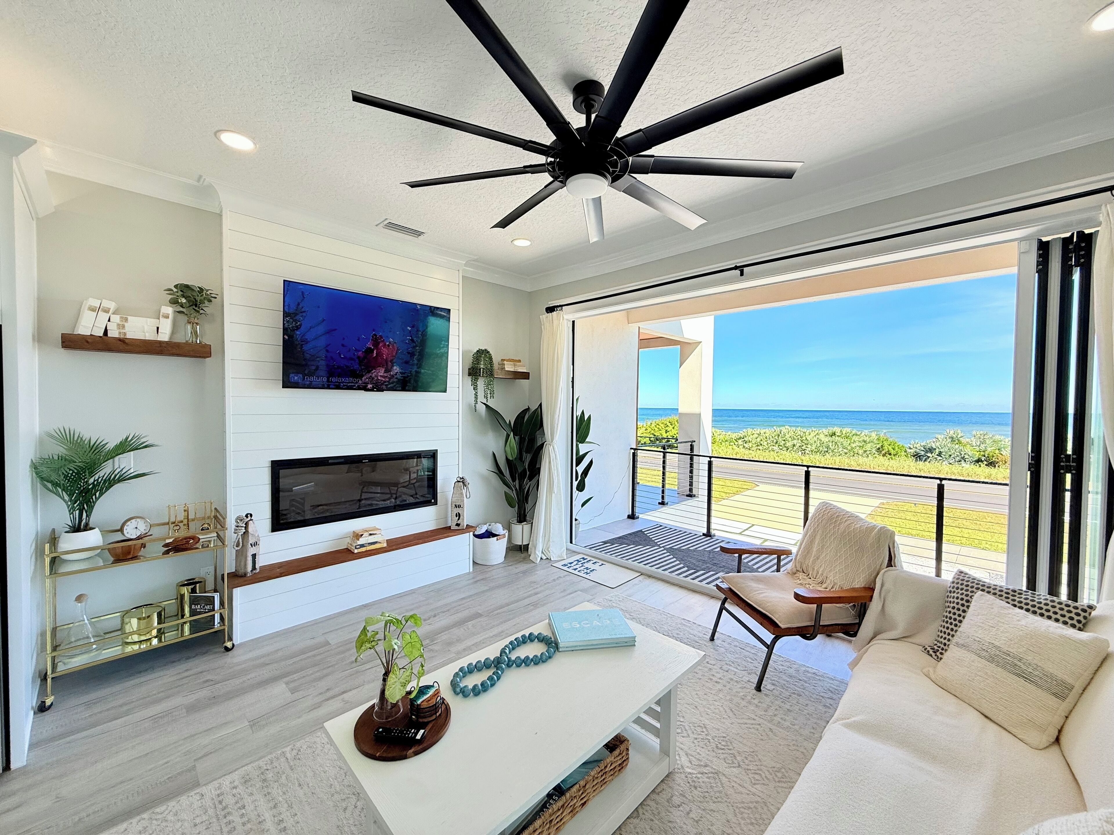 Una Smart TV, una chimenea, libros, un reproductor estéreo