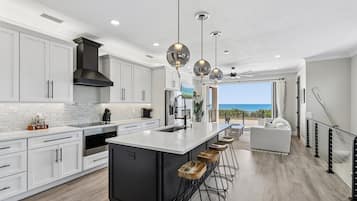 Geladeira, micro-ondas, cooktop, lava-louças