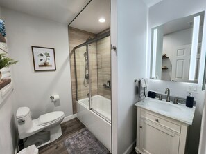 Dusche, Haartrockner, Handtücher, Seife