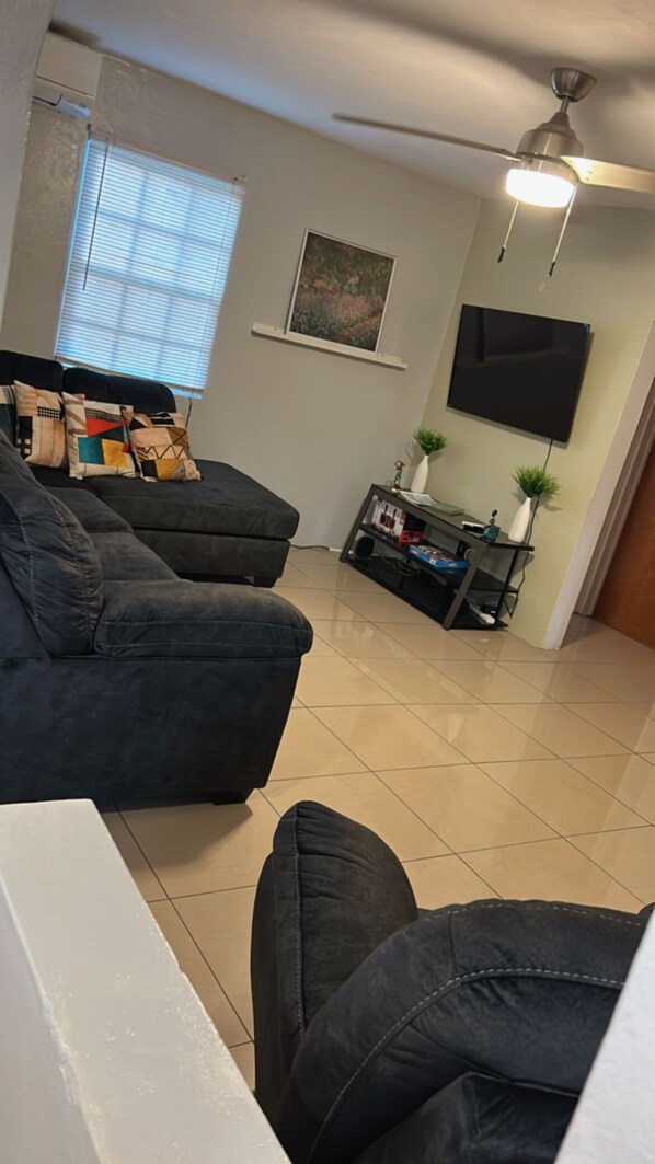 Smart TV - Tranquil cozy home away from home!!! 10 minute walking distance to the beach!!! (Christiansted)