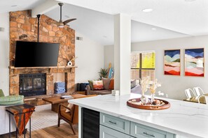 Smart TV, books - Luxurious 5br Retreat w/ Heated Pool + Stunning Views! (Sedona)