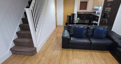 Spacious 3 bed, Sleeps 5 and free parking