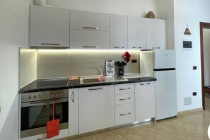 Frigorifero, microonde, forno, piano cottura