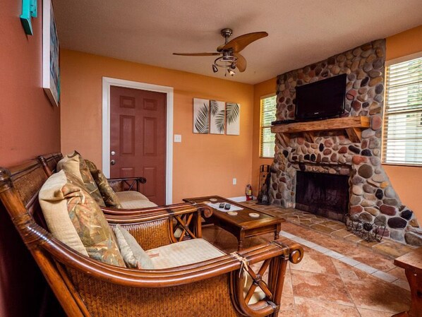 Cabin | Living area | Flat-screen TV