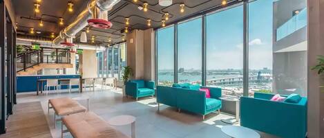 المنشأة من الداخل