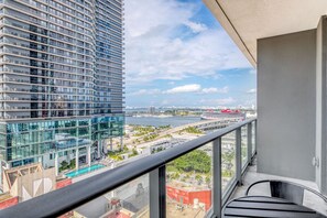 Property grounds - Luxe Downtown 1BR w/ Pool, nr Shops & Entertainment, by Blueground (Miami)