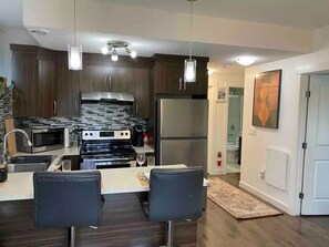 Een koelkast, een magnetron, een oven, een kookplaat