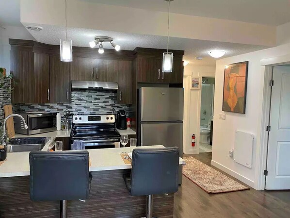 Kühlschrank, Mikrowelle, Ofen, Herdplatte