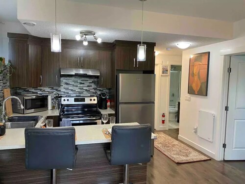 Cozy Cochrane Den  -  50 mins to Banff

