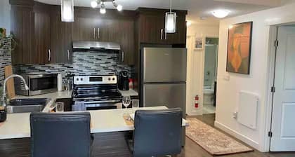 Cozy Cochrane Den - 50 mins to Banff