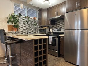 Geladeira, micro-ondas, fogão, cooktop