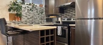 Cozy Cochrane Den - 50 mins to Banff