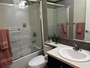 Hair dryer, towels, soap, shampoo - Cozy Cochrane Den  -  50 mins to Banff

 (Cochrane)