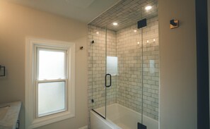 Shower, towels, toilet paper - Charming ModernRetro Home! (Elmhurst)