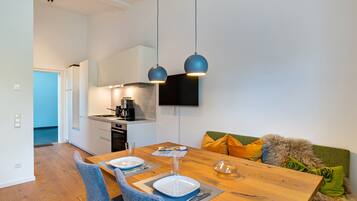 Fridge, oven, stovetop, coffee/tea maker