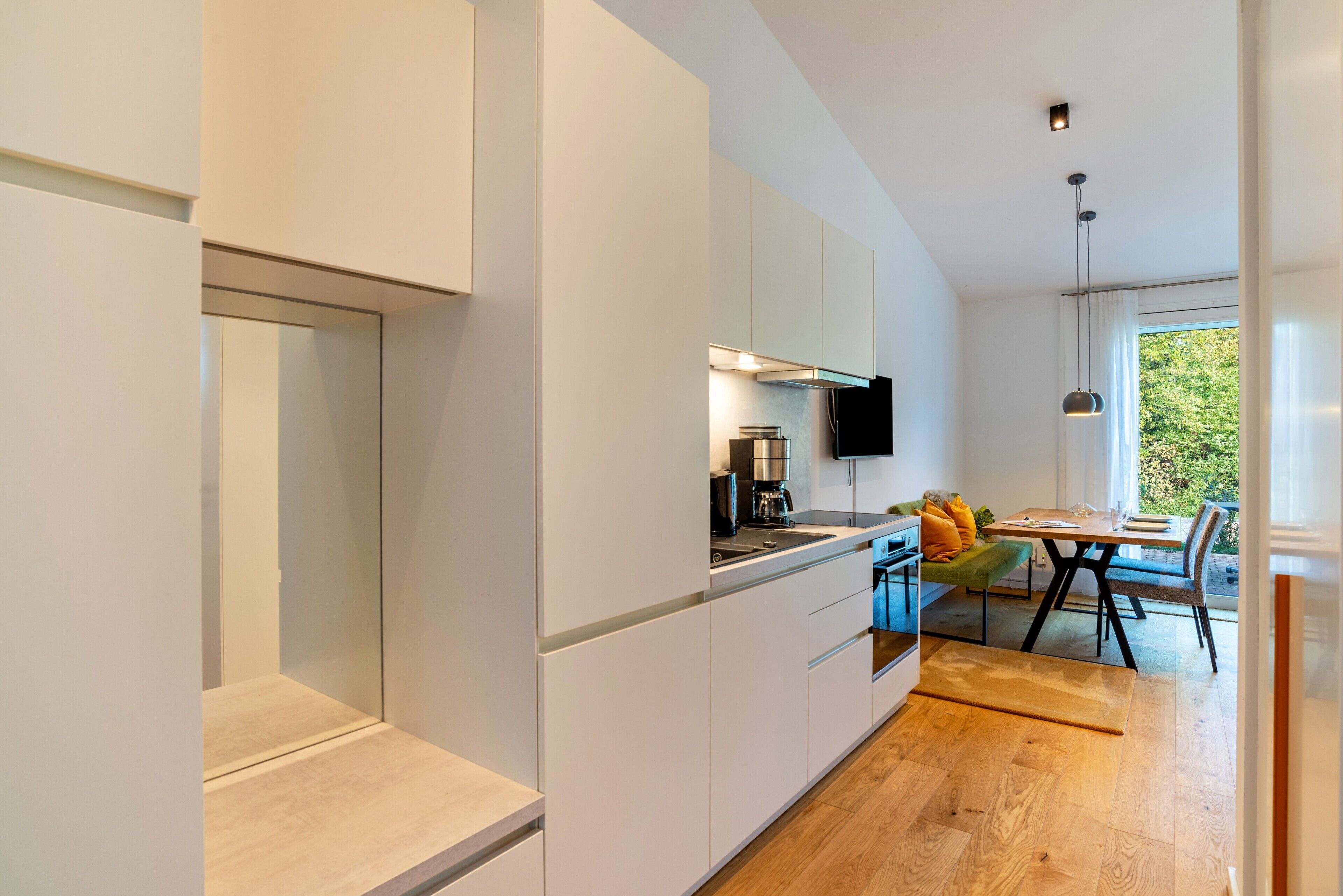 Een koelkast, een oven, een kookplaat, een koffiezetapparaat/waterkoker