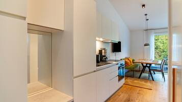 Een koelkast, een oven, een kookplaat, een koffiezetapparaat/waterkoker