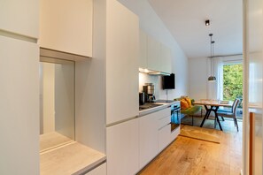 Fridge, oven, stovetop, coffee/tea maker - Apartment 'Frühling' with Shared Pool, Shared Garden and Wi-Fi (Straubenhardt)