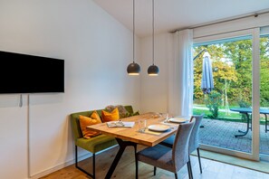 Dining - Apartment 'Frühling' with Shared Pool, Shared Garden and Wi-Fi (Straubenhardt)