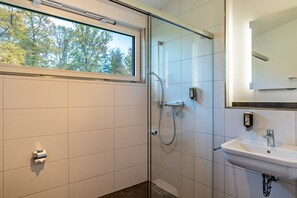 Dusj, hårføner og håndklær