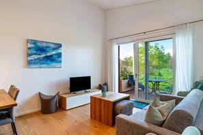 TV - Apartment 'Sommer' with Shared Pool, Shared Garden and Wi-Fi (Straubenhardt)