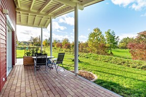 Outdoor dining - Apartment 'Sommer' with Shared Pool, Shared Garden and Wi-Fi (Straubenhardt)