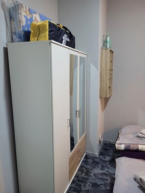 1 habitación, tabla de planchar con plancha, wifi gratis y ropa de cama