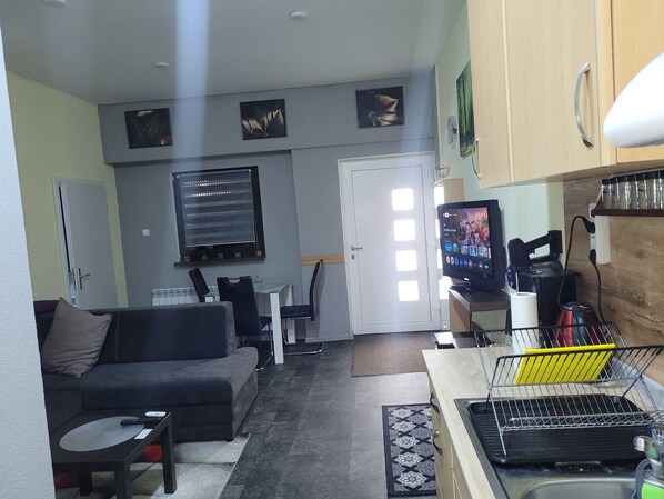 TV, tavolo da ping pong