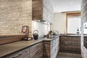 Kühlschrank, Mikrowelle, Herdplatte, Geschirrspüler