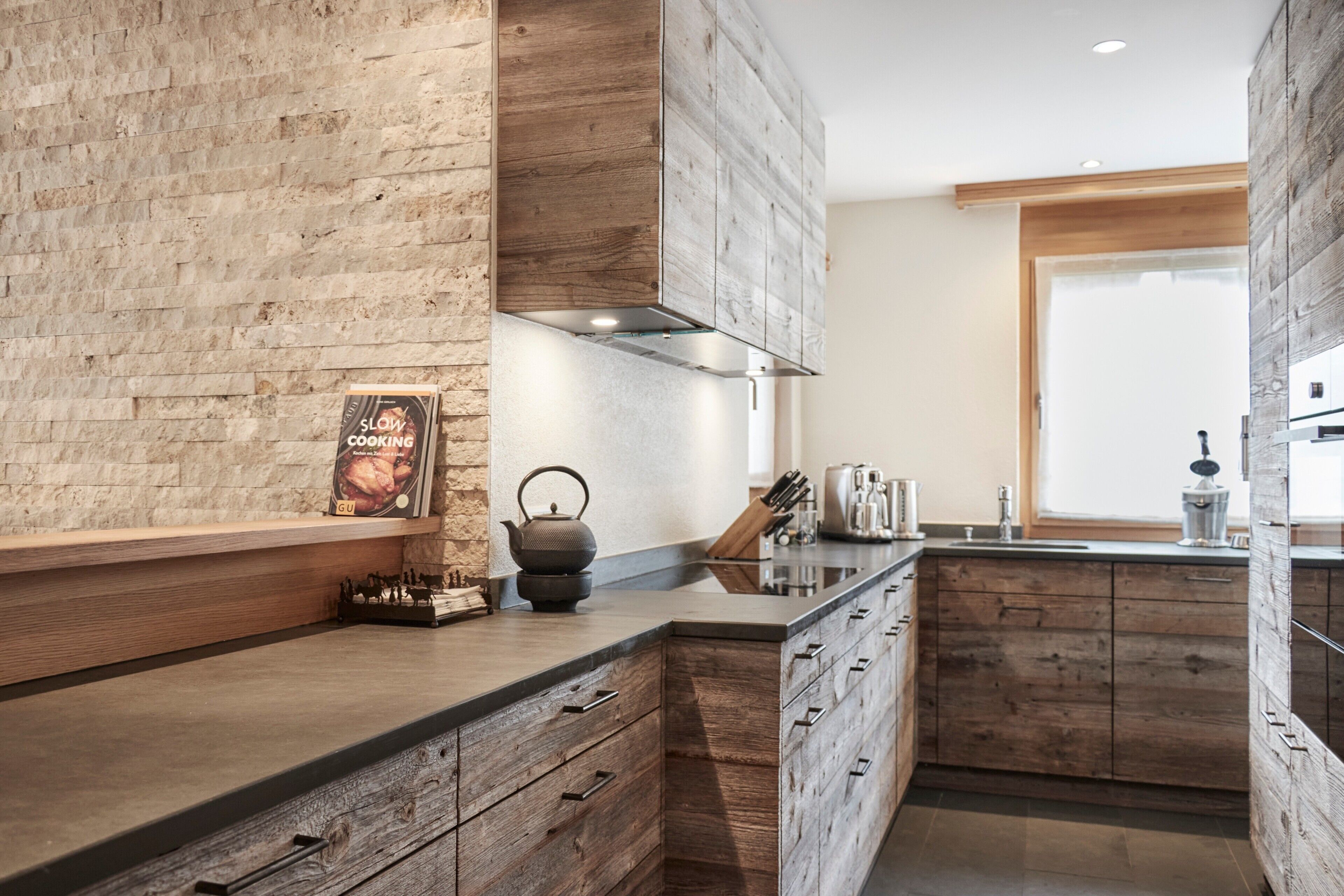 Kühlschrank, Mikrowelle, Herdplatte, Geschirrspüler