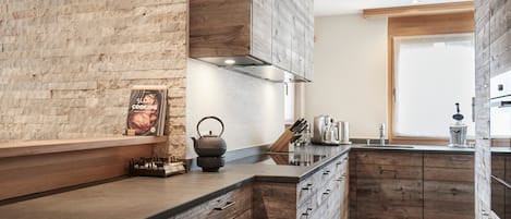 Fridge, microwave, stovetop, dishwasher