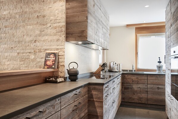 Fridge, microwave, stovetop, dishwasher