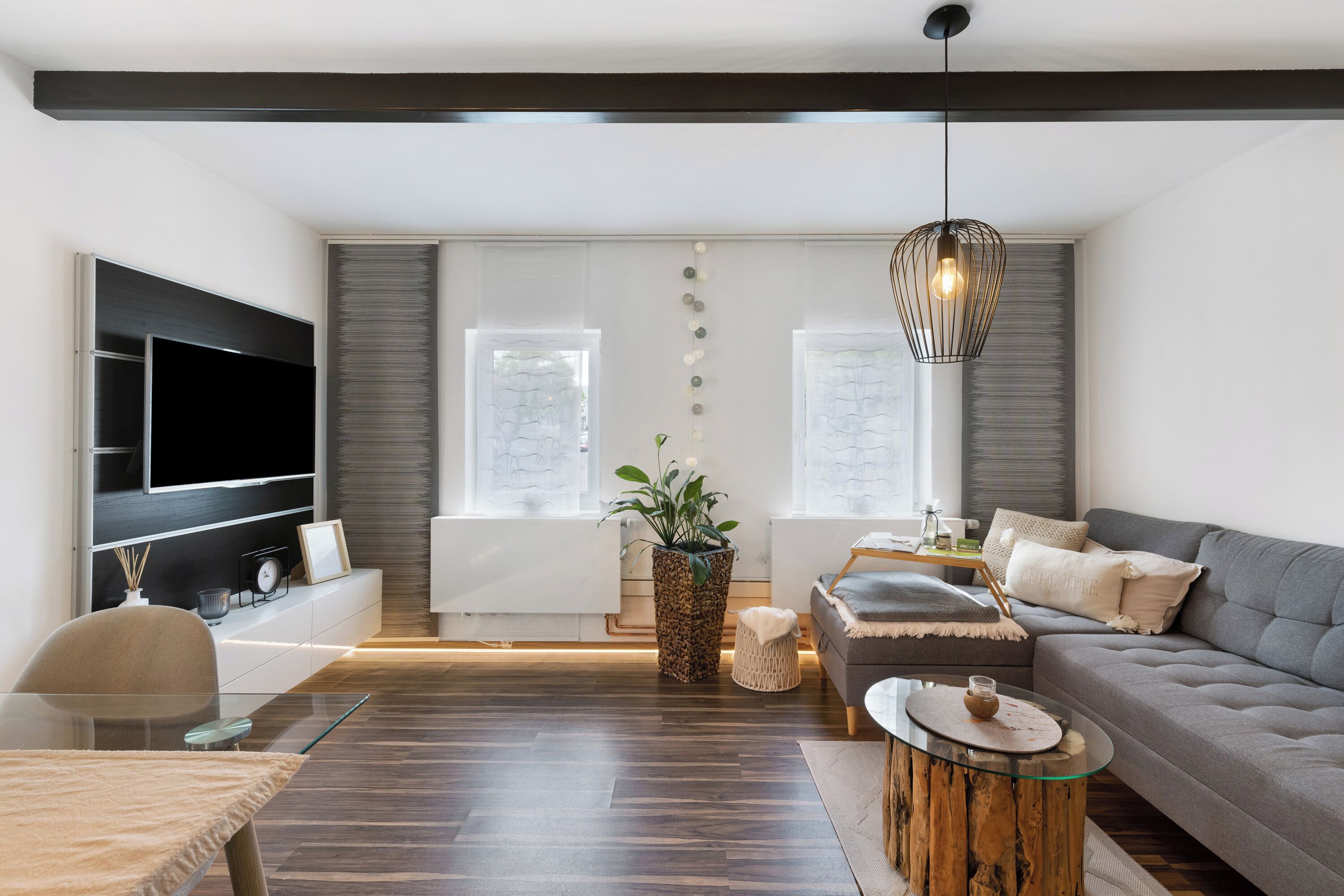 Een televisie en een tafeltennistafel