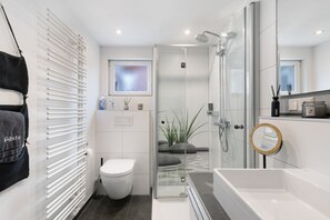 Douche, sèche-cheveux, serviettes fournies