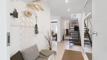 Téléviseur, table de ping-pong