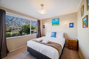 2 bedrooms, iron/ironing board, free WiFi