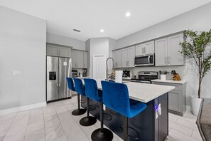 Fridge, microwave, oven, stovetop - Modern Home in Cape Coral Pet-friendly and close to the beach! (Cape Coral)